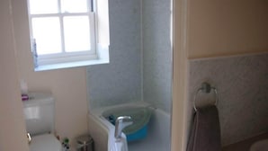 A bathroom with a toilet, a bathtub, and a sink. - Watermill Farm (Lincoln)