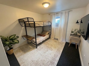 2 habitaciones, tabla de planchar con plancha, wifi y ropa de cama