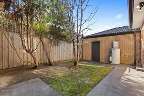 Property grounds - Domi Rentals The Blackburn Residence (Notting Hill)