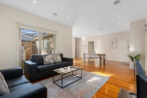 TV - Domi Rentals The Blackburn Residence (Notting Hill)