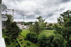 A construction site with cranes and buildings under construction. - Przymorze Seaside Comfort Studio (Gdańsk)
