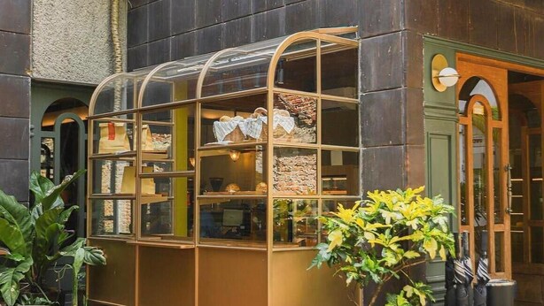 Outdoor dining - The House Tour Hotel Downtown (Bandung)