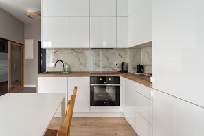 Frigorífico, horno, placa de cocina y lavavajillas