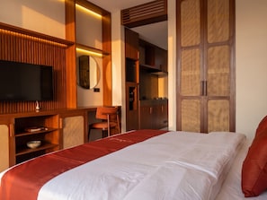 Deluxe Double Room, 1 King Bed, Air conditioning, Pool View | WiFi (free)