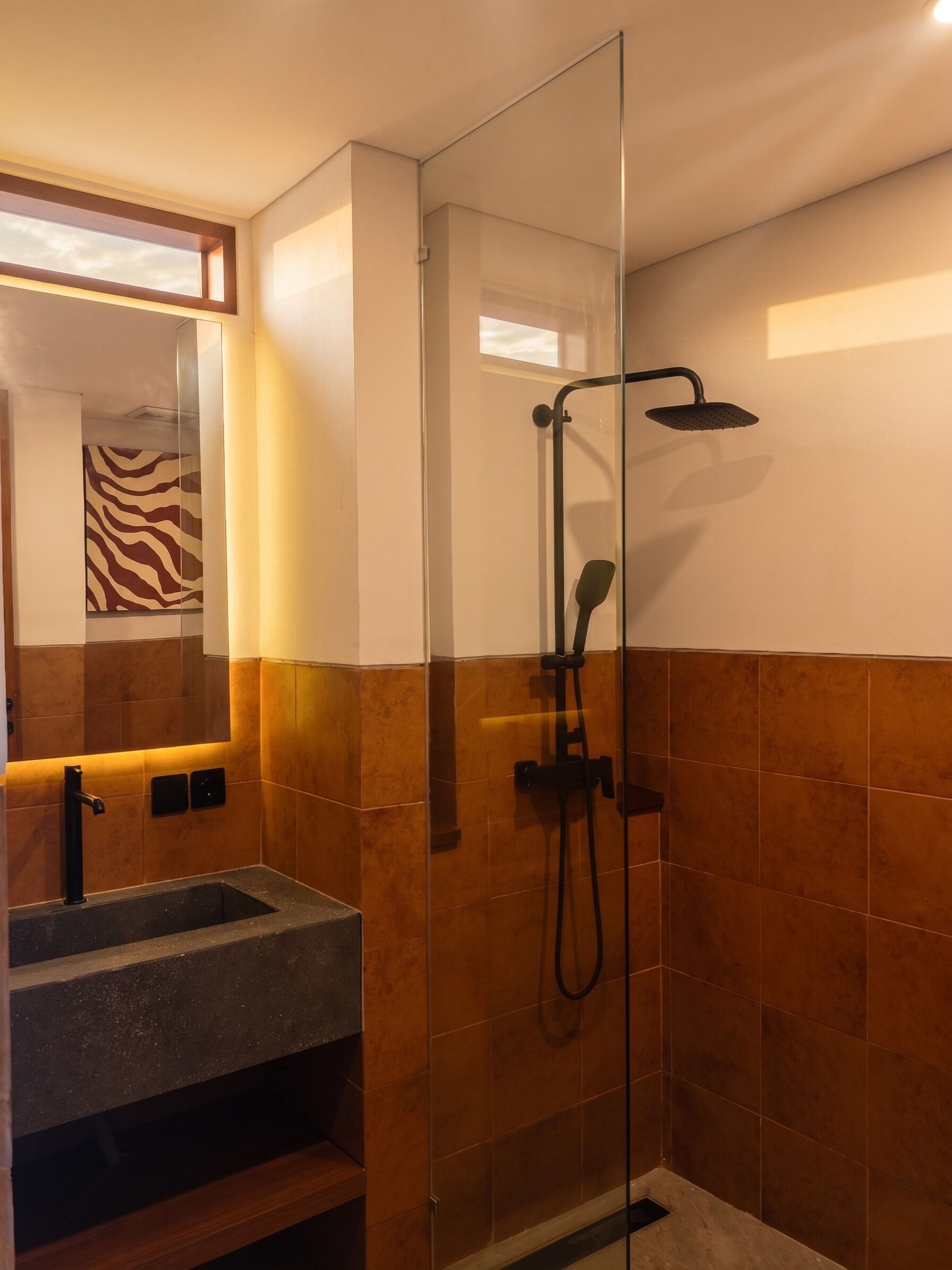 Deluxe-dobbeltværelse - 1 kingsize-seng - aircondition - udsigt til pool | Badeværelse | Bruser, gratis toiletartikler, hårtørrer, håndklæder
