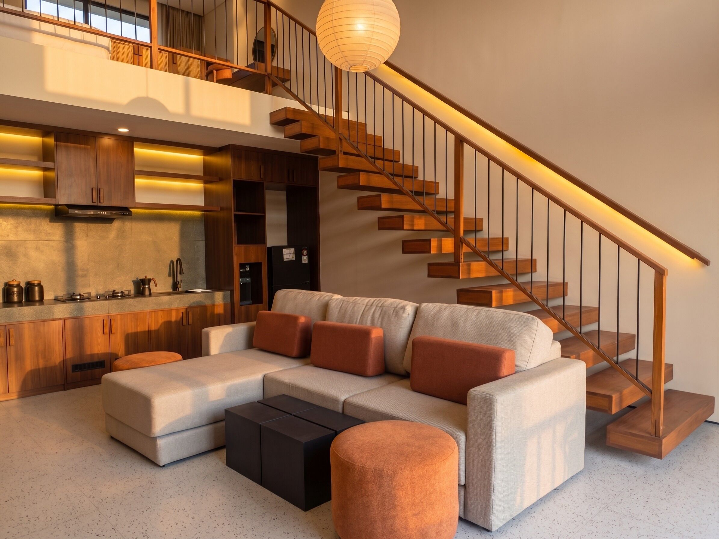 Suite superior, 1 cama King size, aire acondicionado, vista a la alberca | Área de sala de estar