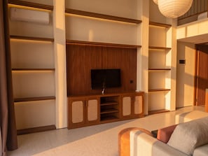Superior Suite, 1 King Bed, Air conditioning, Pool View | Living area