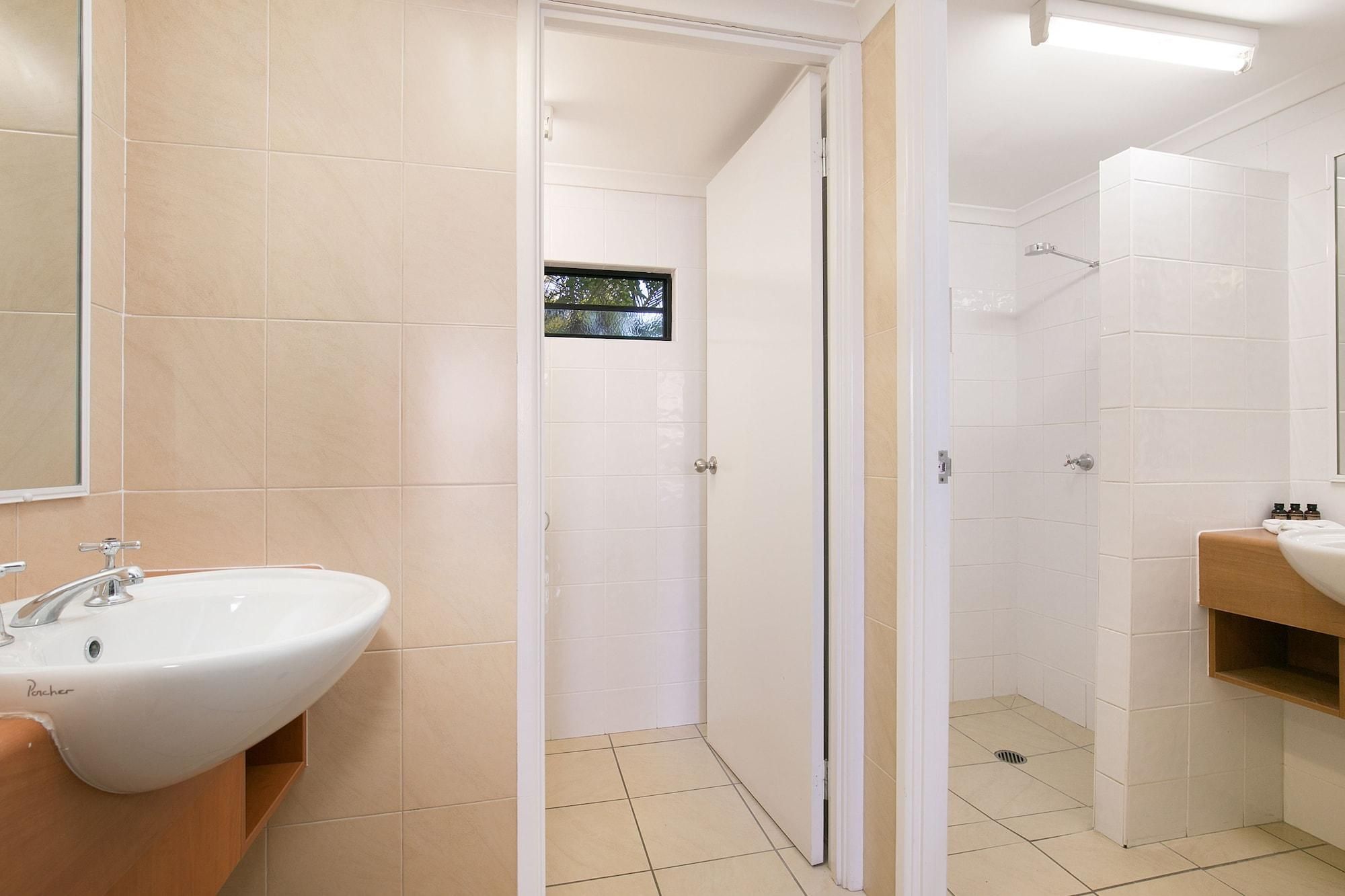 Ein Badezimmer mit Waschbecken, Dusche und Spiegel.