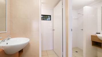 Ein Badezimmer mit Waschbecken, Dusche und Spiegel.