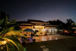 Un edifici amb un rètol que diu 'MARIELI SULLES' de nit.