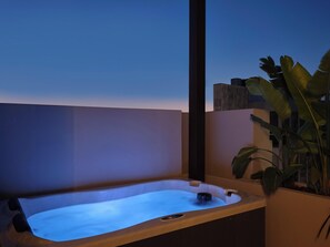 Outdoor spa tub - Nur Edge Aparthotel Acropolis Skyline (Athens)