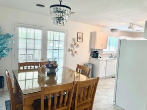 Dining - Charming 4-bedroom house with AC in Stafford Township (Stafford Township)