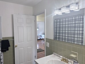Hair dryer, towels, toilet paper - Charming 4-bedroom house with AC in Stafford Township (Stafford Township)