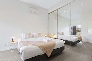3 bedrooms, iron/ironing board, travel cot, WiFi - Domi Rentals The Chadstone Homes (Chadstone)