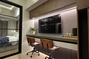 1 bedroom, iron/ironing board, WiFi (free), bed sheets - Luxury condo with gym,WiFi,NETFLIX at Park Mckinley West, Venice, SM Aura BGC (Taguig)