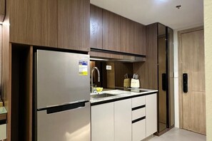 Private kitchen - Luxury condo with gym,WiFi,NETFLIX at Park Mckinley West, Venice, SM Aura BGC (Taguig)