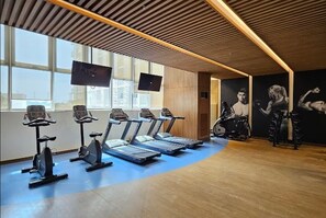 Fitness facility - Luxury condo with gym,WiFi,NETFLIX at Park Mckinley West, Venice, SM Aura BGC (Taguig)