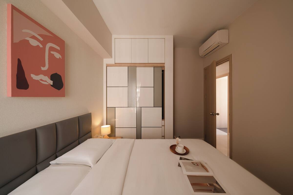 Apartamento família, sacada, vista para a cidade | Escrivaninha, cortinas blackout, ferros/tábuas de passar roupa