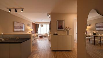 Apartamento superior, sacada, vista para a cidade | Parte interna