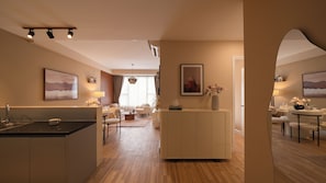 Apartamento superior, sacada, vista para a cidade | Parte interna