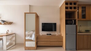 Une chambre moderne avec un lit, une table de chevet et un téléviseur.