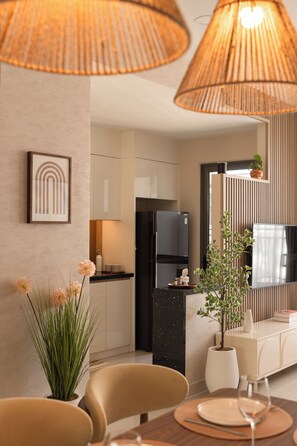 Apartamento família, sacada, vista para a cidade | Opções para refeição