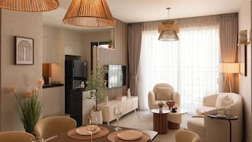 Apartamento família, sacada, vista para a cidade | Área de estar