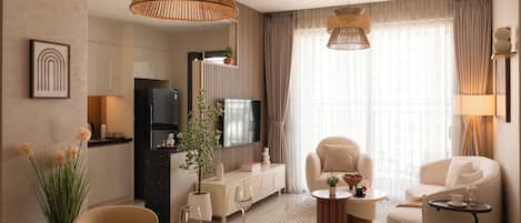 Apartamento família, sacada, vista para a cidade | Área de estar