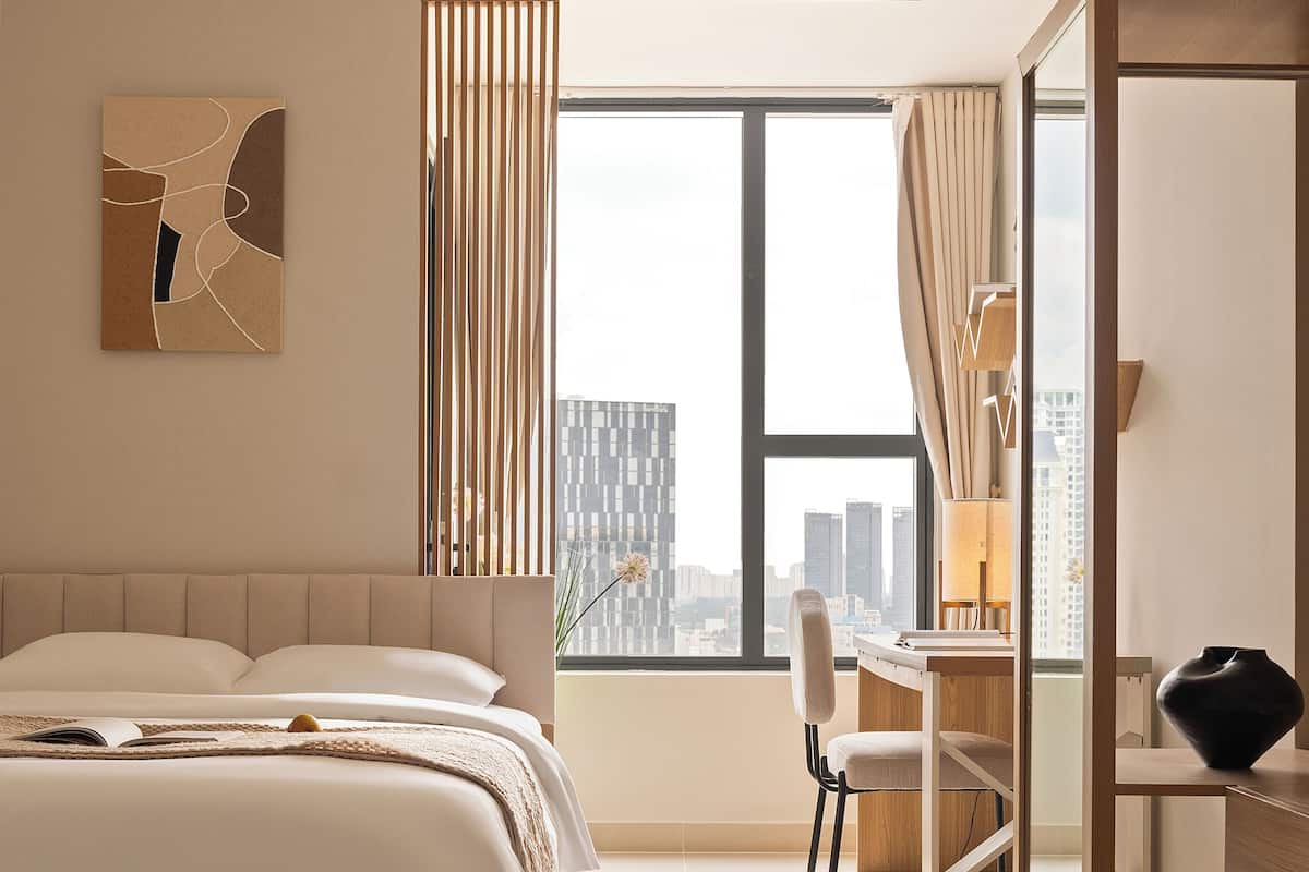 Apartamento standard, sacada, vista para a cidade | Escrivaninha, cortinas blackout, ferros/tábuas de passar roupa