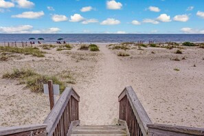 On the beach - Gorgeous 5th Floor Oceanfront Views | Pet Friendly | Super Spacious 1 Bedroom (Fernandina Beach)