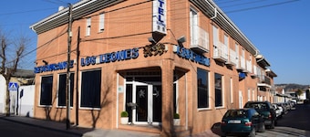 Hotel Los Leones El Mas Cercano A Warner