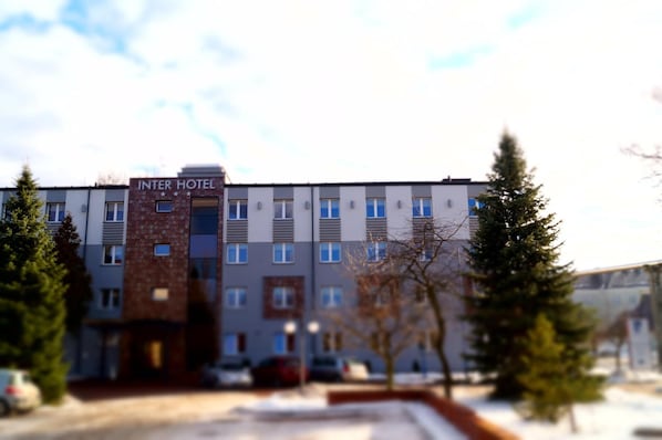Un edificio de varios pisos con un letrero que dice 'INTER HOTEL'.