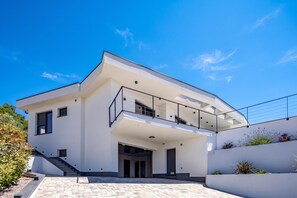 A modern two-story house with a flat roof, large windows, and a balcony. - Pool Villa Soléa /w Panoramic Sea View, Kostrena, Croatia (Kostrena)