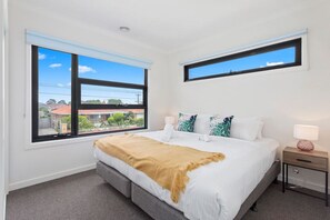 Iron/ironing board, travel crib, WiFi, bed sheets - Domi Rentals - The Mill Residence (Clayton South)