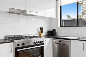 Fridge, microwave, oven, stovetop - Domi Rentals - The Fregon Townhouse (Clayton)