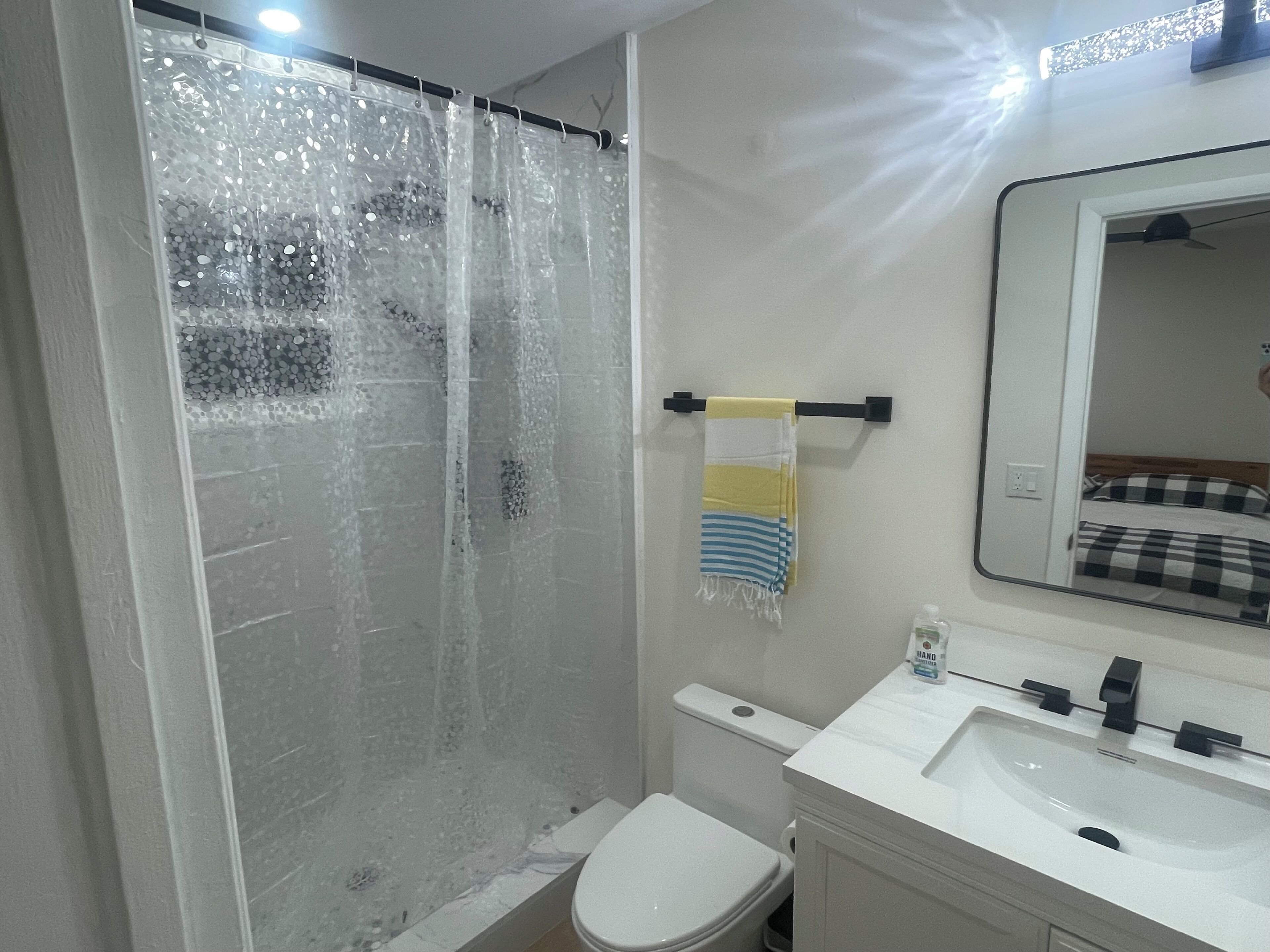 Secadora de cabello, toallas, jabón, papel de baño 