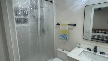 Secadora de cabello, toallas, jabón, papel de baño