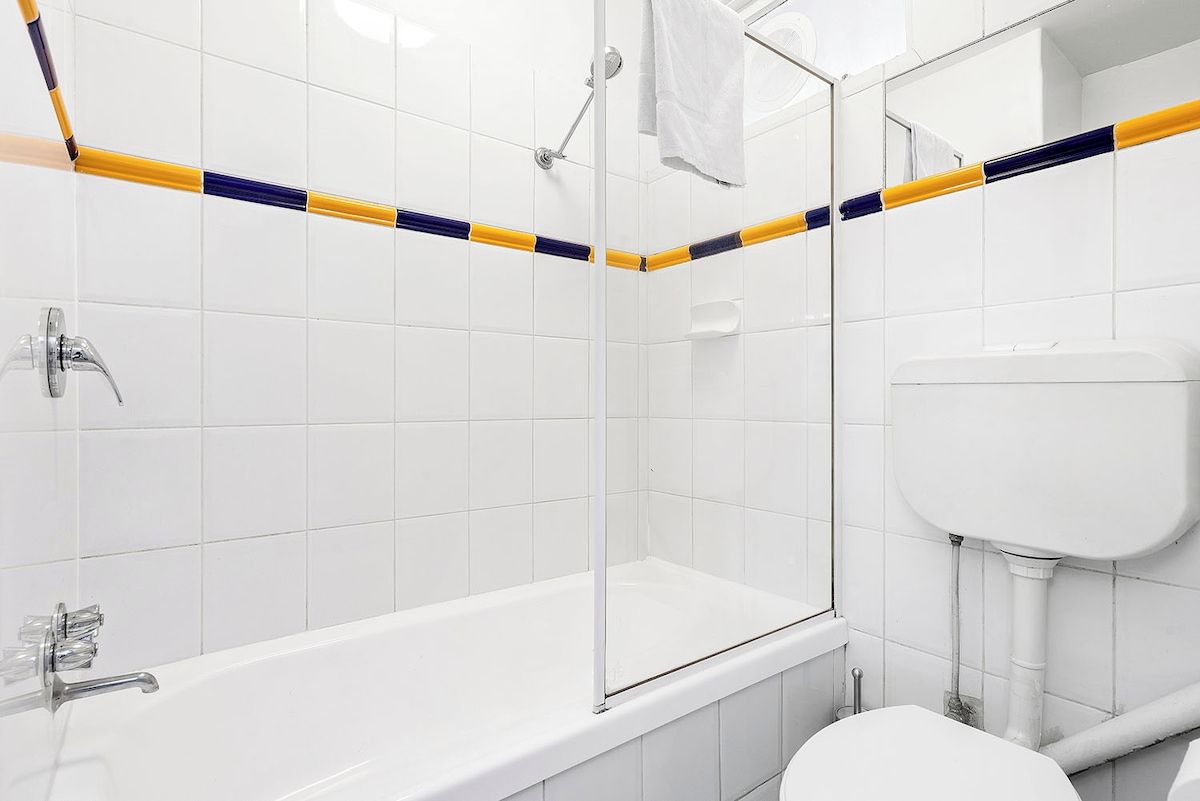 Ett badrum med badkar, dusch och toalett.