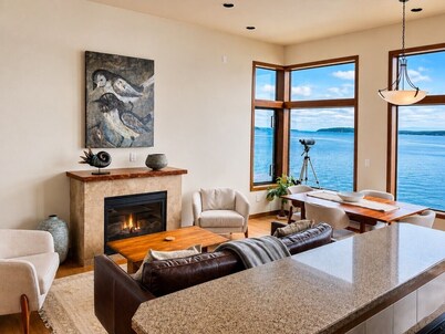 Luxe Beachfront Condo in the heart of Langley