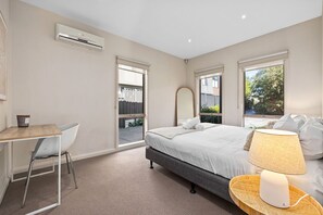 Desk, iron/ironing board, travel cot, WiFi - Domi Rentals - The Blackburn Residences (Notting Hill)