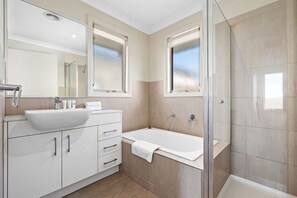 Hair dryer, towels - Domi Rentals - The Blackburn Residences (Notting Hill)