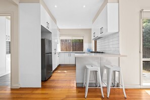 Réfrigérateur, four à micro-ondes, un four, surface de cuisson