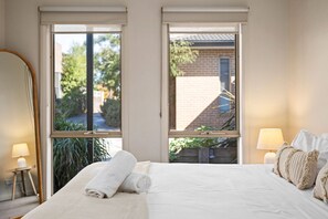 3 chambres, bureau, fer et planche à repasser, lit de bébé portatif