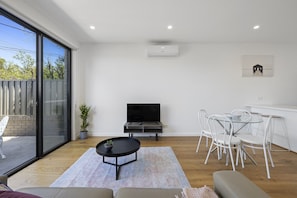 TV - Domi Rentals - The Moorabbin Townhouse (Moorabbin)
