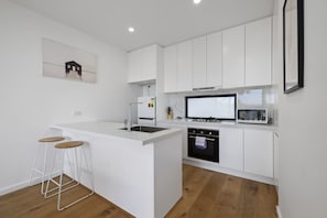 Fridge, microwave, oven, stovetop - Domi Rentals - The Moorabbin Townhouse (Moorabbin)