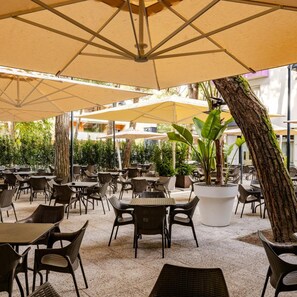 Tempat makan outdoor