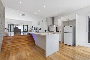 Fridge, microwave, oven, stovetop - Domi Rentals - The Atkinson Home (Chadstone)