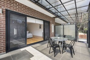 Outdoor dining - Domi Rentals - The Atkinson Home (Chadstone)