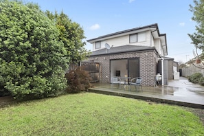 Outdoor dining - Domi Rentals - The Third Residence (Clayton South)