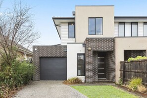 Exterior - Domi Rentals - The Third Residence (Clayton South)